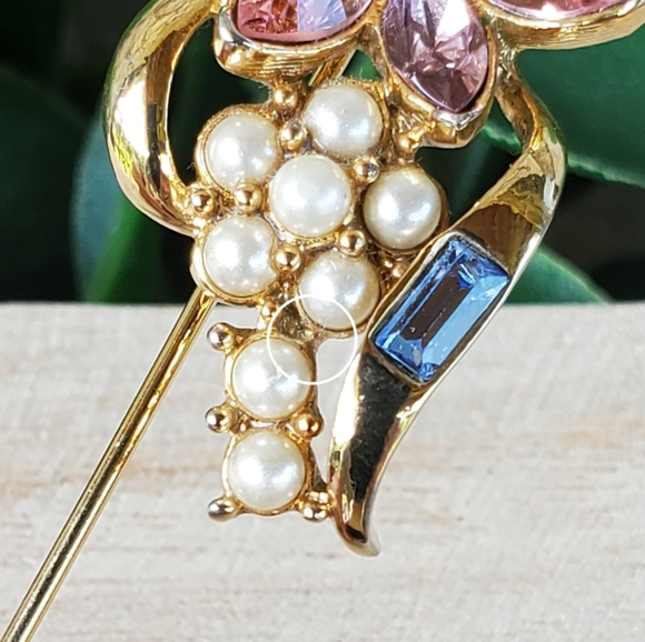 Vintage Unsigned Yellow Gold Tone Rhinestones & Faux Pearls Flower Stick Pin - Picture 9 of 11